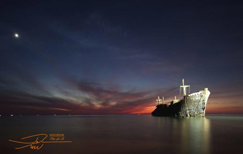 کشتی یونانی در شب