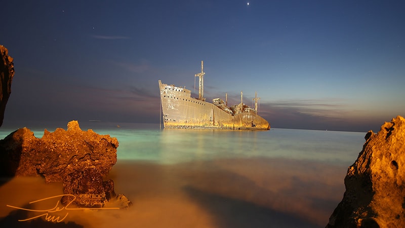 کشتی یونانی کیش در شب